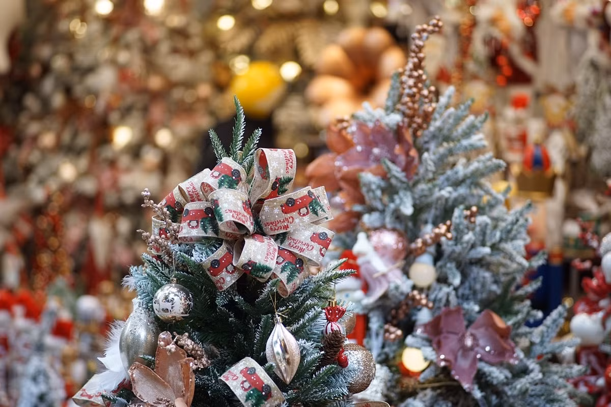 Giá một cây thông Noel đã trang trí năm nay không biến động so với năm trước, giao động từ 200.000 - 300.000 đồng/cây tuỳ từng kích thước.