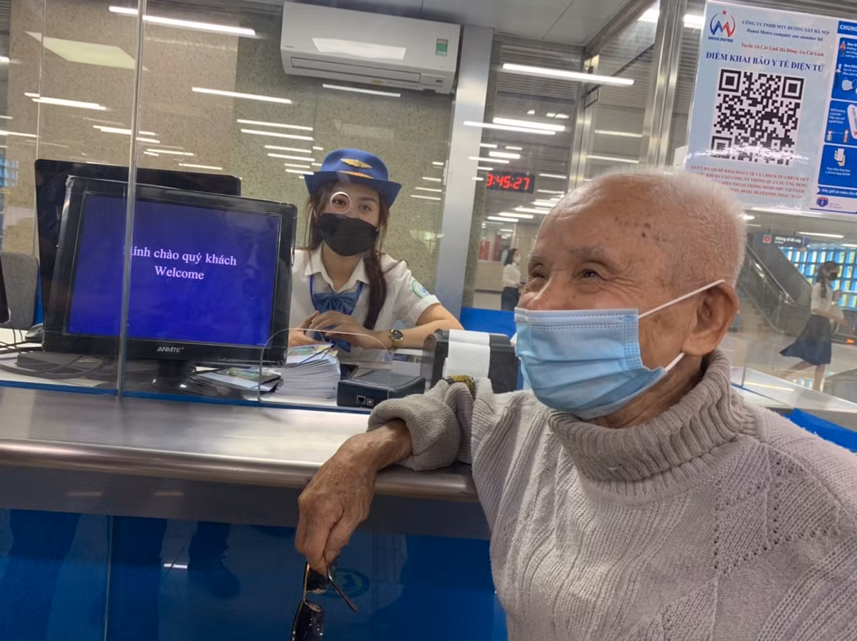 Bác Thành (80 tuổi) cho biết rất vui mừng khi được trải nghiệm chuyến tàu này bởi từ ngày Pháp thuộc thì đây là lần đầu tiên bác Thành được đi tàu.