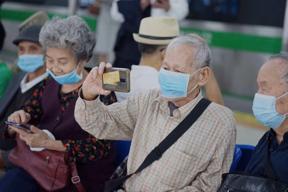 Nhiều hành khách lớn tuổi lần đầu tiên trong đời được trải nghiệm tàu đường sắt trên cao.