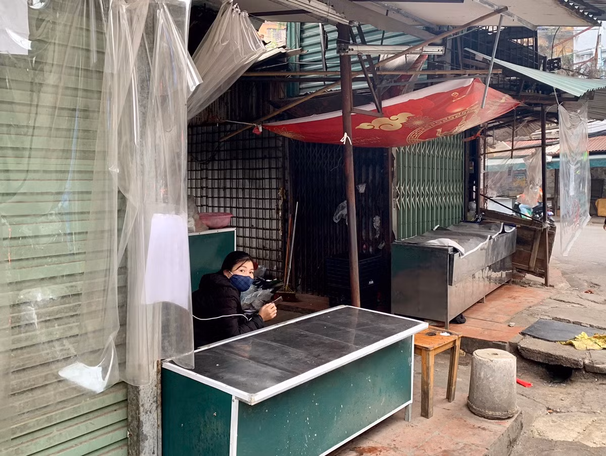 Tuy nhiên, do đây là chợ tạm lâu năm, không có khuôn viên nên việc quản lý gặp nhiều khó khăn.