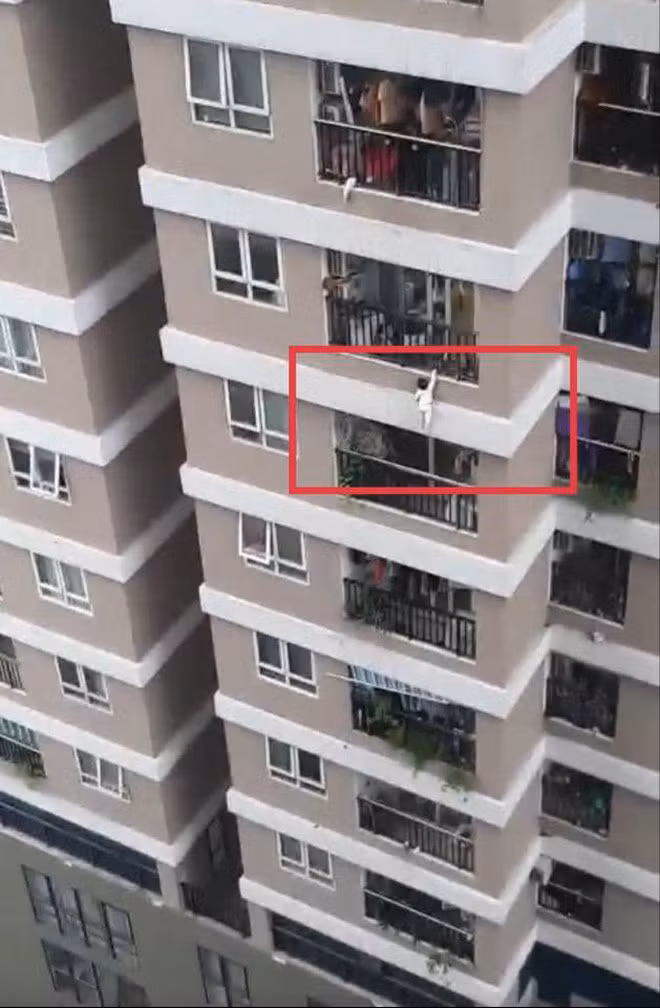 Trước đó, khoảng 17h30 ngày 28/2, bé N.P.H (SN 2018) ở tầng 12A của tòa nhà 60B Nguyễn Huy Tưởng, phường Thanh Xuân Trung bất ngờ trèo ra lan can. Sau đó, bé treo mình lơ lửng ở tầng 12A. Lúc này một số người dân ở tòa đối diện phát hiện sự việc đã hô hoán, kêu cứu. (Ảnh: VOV)