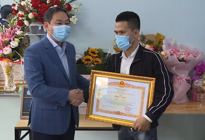 Ông Lê Hồng Sơn, Phó Chủ tịch Thường trực UBND TP Hà Nội, đến tận nhà Mạnh trao bằng khen của Thủ tướng cho anh. Hành động cao đẹp, dũng cảm của anh đã thắp sáng thêm tình yêu vào cuộc sống, giúp nhiều người tin vào những điều tốt đẹp, thiện lương và tấm lòng cao quý của con người. (Ảnh: Người lao động)