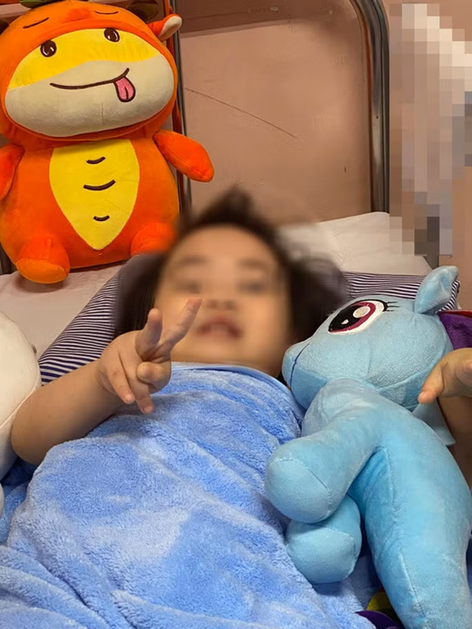 Những ngày qua, Bệnh viện Nhi Trung ương đã cho hội chẩn liên chuyên khoa để tìm phương án chữa trị tốt nhất cho bé. Bệnh viện cũng chỉ đạo phòng Công tác xã hội cử đầu mối để hỗ trợ, giúp đỡ cho gia đình khi cháu cần thăm khám trong thời gian tới. (Ảnh: Người lao động)