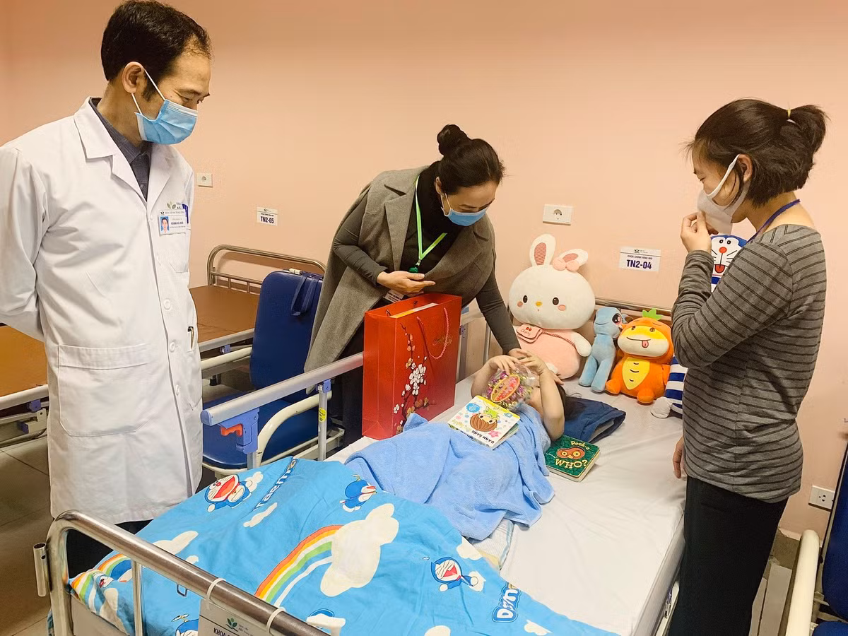 TS Hoàng Hải Đức, Trưởng khoa Chỉnh hình Nhi, Bệnh viện Nhi Trung ương, cho biết, sức khoẻ bệnh nhi ổn định, khớp háng của bé đã được nắn chỉnh và bất động vững chắc; không sưng, đau, không biến dạng. Kết quả chụp X-quang, khớp háng bên phải đã trở lại vị trí bình thường. (Ảnh: Sức khỏe đời sống)