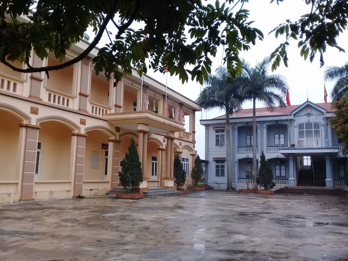Có mặt tại xã Sai Nga (cũ) trụ sở UBND xã được đầu tư xây mới khang trang lên tới hàng tỷ đồng, mới đưa vào sử dụng vào năm 2017, nhưng đến nay lại trong tình trạng "cửa đóng then cài". 