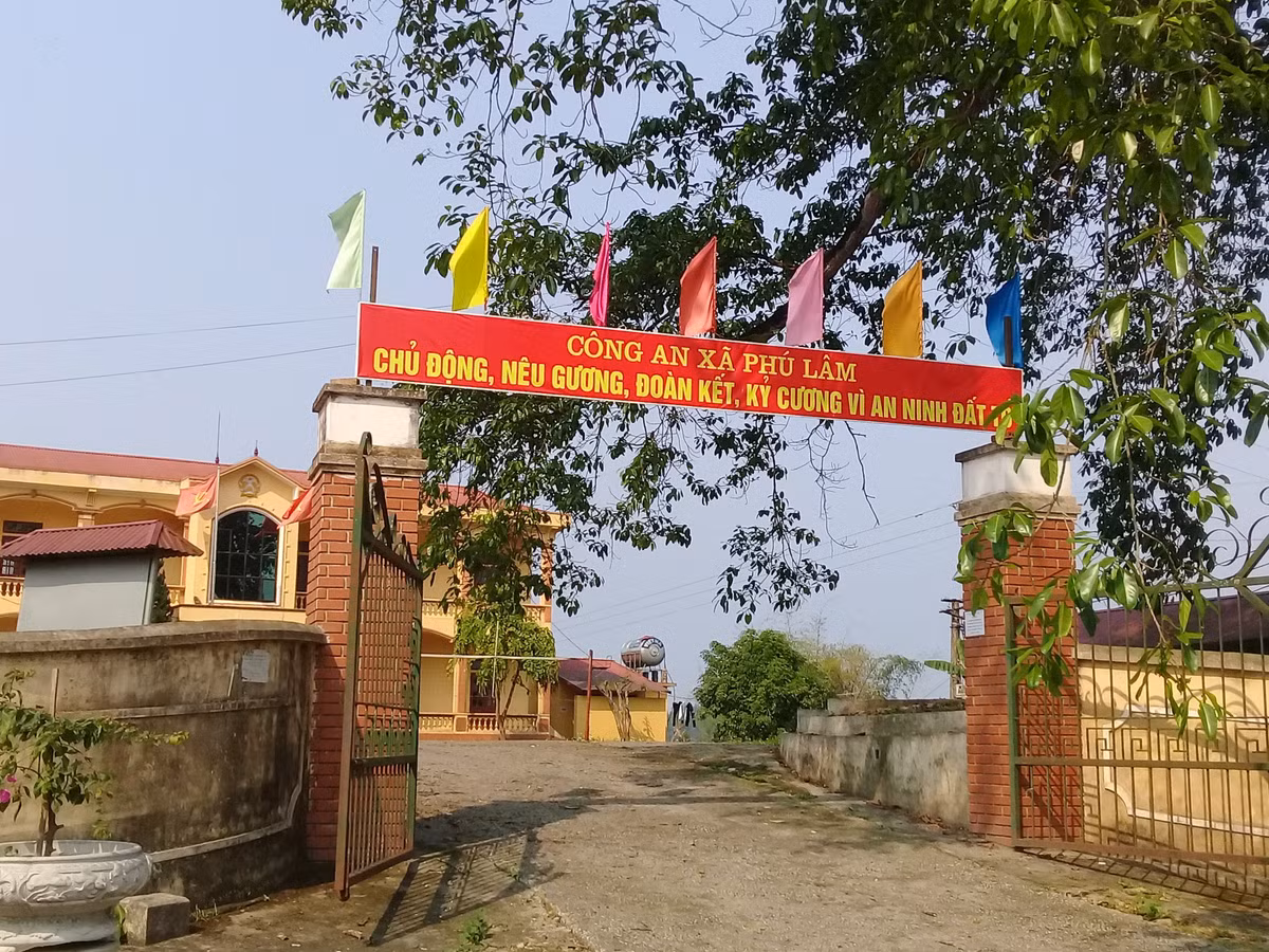 ''Sau khi sáp nhập thì xã Phú Lâm cũng dưa thừa ra hai trụ sở xã Quế Lâm và Phong Phú. Riêng trụ sở xã Phong Phú (cũ) nay là xã Phú Lâm, thuộc huyện Đoan Hùng chính quyền địa phương đã sắp xếp và làm trụ sở Công an xã'' - vị lãnh đạo này cho biết thêm. Xem thêm Video: Ninh Bình- dự án trường học hơn 30 tỷ bỏ hoang