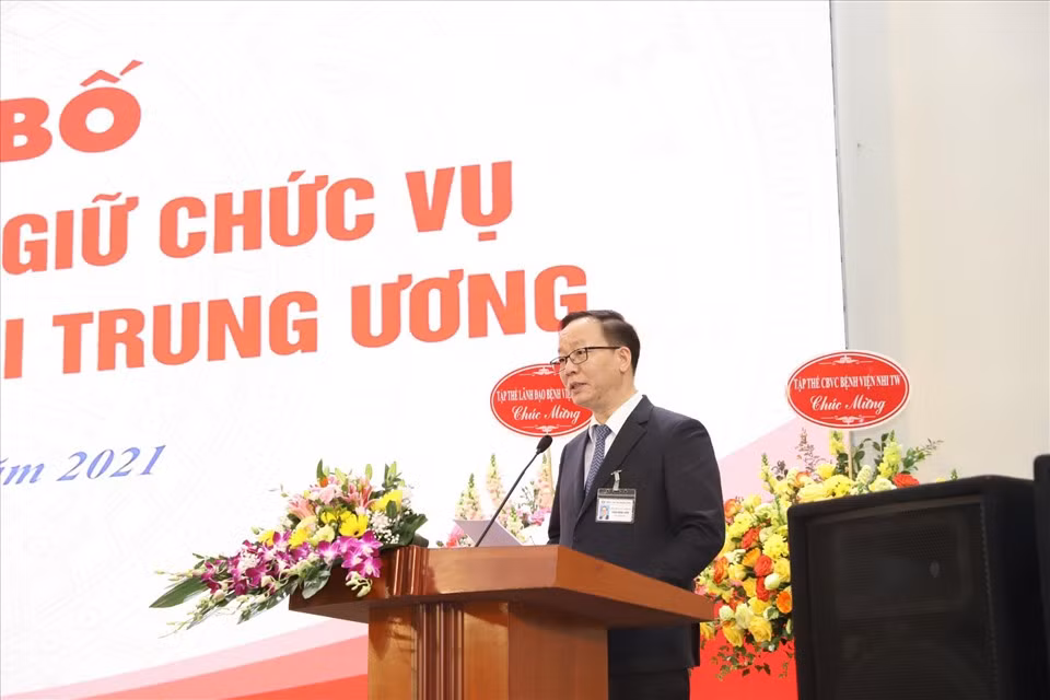 Ông cũng gửi lời cảm ơn trước sự tín nhiệm của tập thể Ban Chấp hành Đảng ủy, Ban Giám đốc và đặc biệt là toàn thể cán bộ, thầy thuốc, người lao động của Bệnh viện Nhi T.Ư dành cho cá nhân đồng chí trong suốt thời gian qua. (Ảnh: Lao động)
