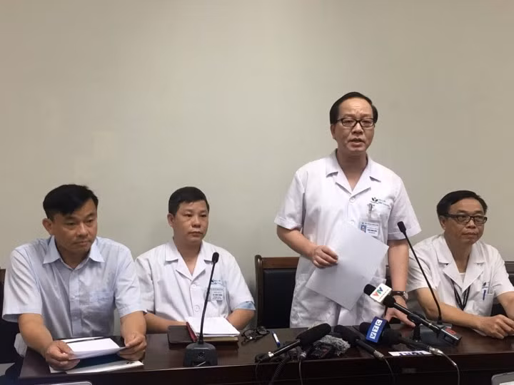 Bệnh viện Nhi Trung ương có được những thành tựu như ngày nay, PGS.TS Trần Minh Điển không quên gửi lời tri ân sâu sắc đến những thế hệ tiền bối đã đặt nền móng vững chắc để Bệnh viện phát triển ngày càng lớn mạnh; đồng thời tri ân các thế hệ thầy thuốc, những người đã và đang cống hiến cho sự nghiệp chăm sóc sức khỏe nhân dân tại bệnh viện nói riêng và toàn ngành y tế nói chung. (Ảnh: Nhân dân) 