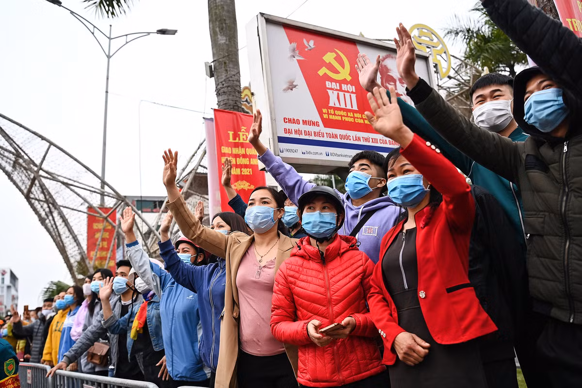 Người nhà của các tân binh vẫy chào con em mình với những lời chúc, lời hẹn với theo khi xe lăn bánh. (Ảnh: Vnexpress)