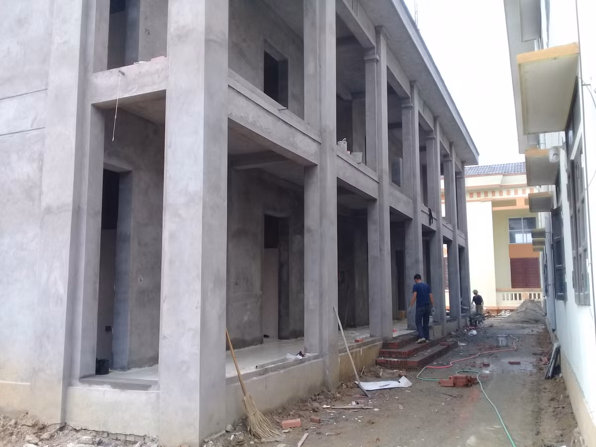 Phía sau trụ sở UBND xã Thanh Vân (nay là xã Hanh Cù, huyện Thanh Ba, Phú Thọ) đang xây thêm ngôi nhà 2 tầng mà như lời vị lãnh đạo xã này cho biết, đây là công trình trạm y tế xã Hanh Cù mới.