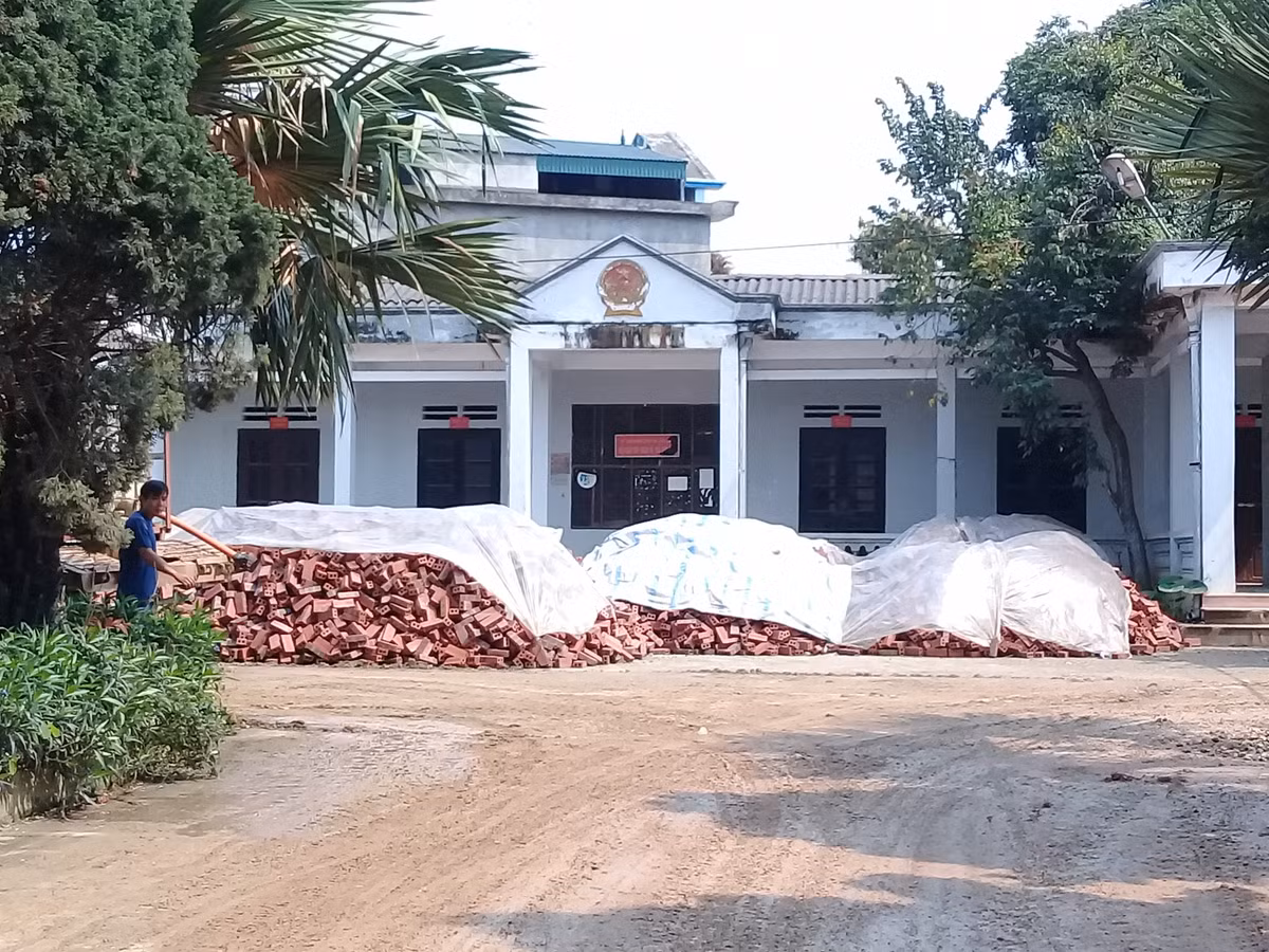 Trụ sở UBND xã Yển Khê (cũ) Thanh Ba người dân chất đầy vật liệu xây dựng trước sân.