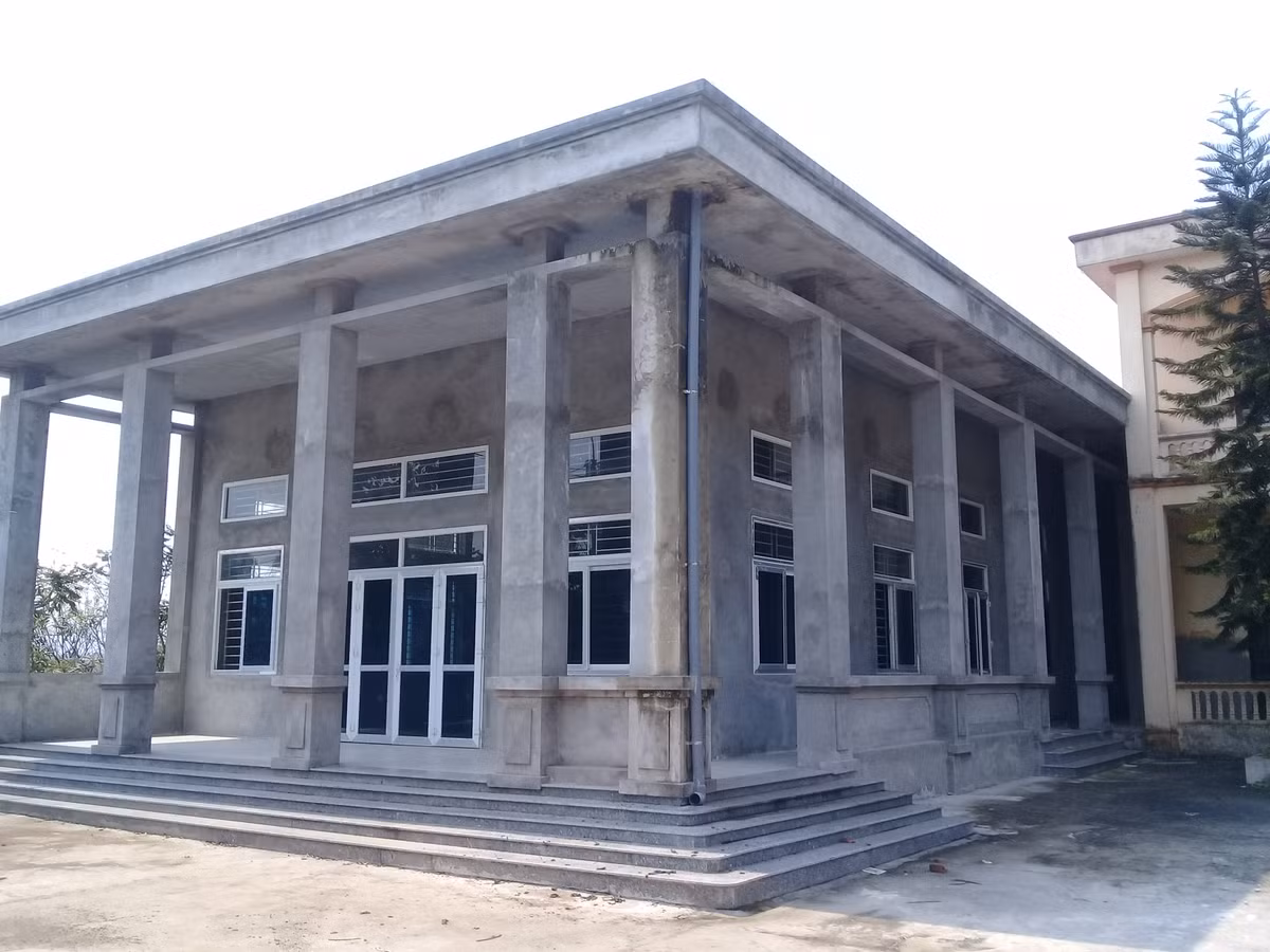 Hội trường UBND xã Mai Tùng (cũ) Hạ Hòa mới hoàn thiện chưa kịp sơn giờ cũng bỏ hoang. 