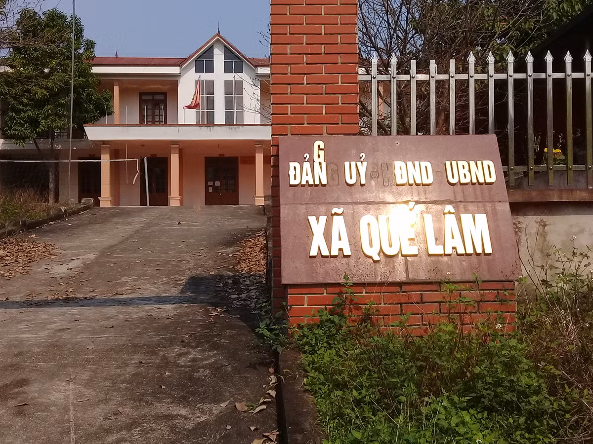 Cỏ mọc um trước cổng vào trụ sở UBND xã Quế Lâm (cũ) huyện Đoan Hùng. >>>Xem thêm Video: Ninh Bình- dự án trường học hơn 30 tỷ bỏ hoang