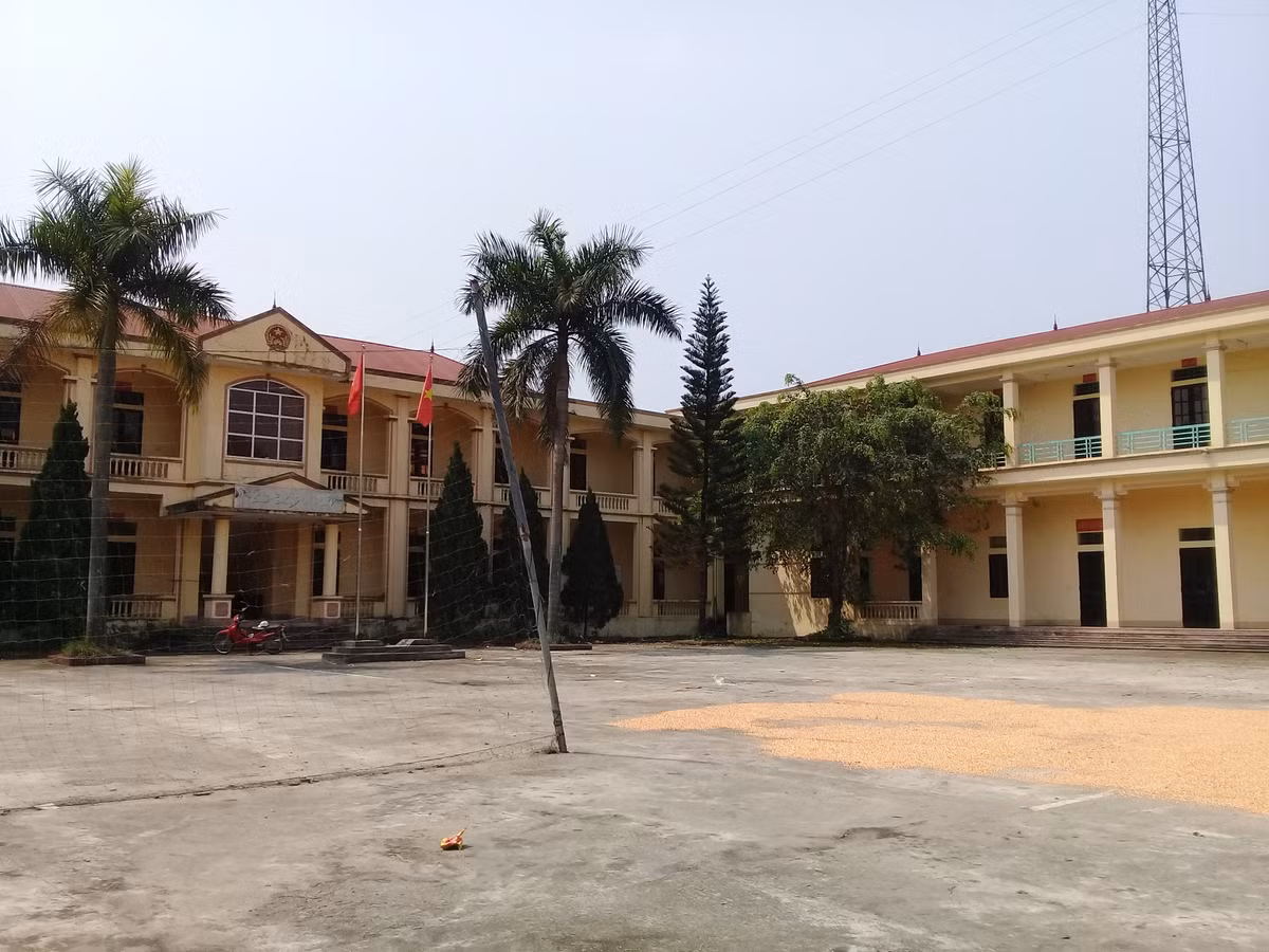 Tại huyện Hạ Hòa (Phú Thọ), có những trụ sở xã vừa được đầu tư tiền tỷ để xây dựng, sửa sang lại nhưng nay cũng bỏ không. (Trụ sở UBND xã Vụ Cầu, Hạ Hòa).