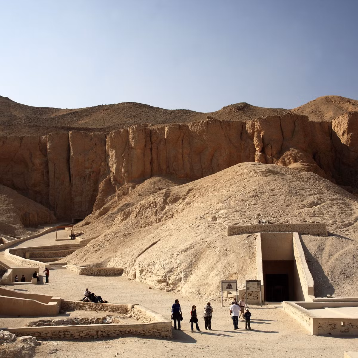 Thung lũng các vị vua được lựa chọn làm nơi chôn cất hầu hết các pharaoh, nữ hoàng Ai Cập thuộc Vương triều 18, 19 và 20.