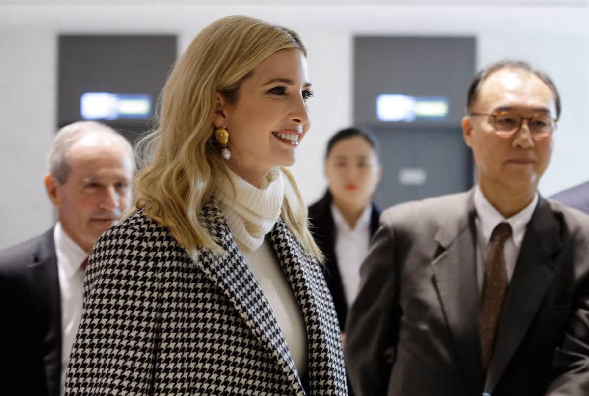 Mới đây, báo chí đưa tin ông Rick Gates, cựu phó chủ tịch chiến dịch tranh cử của Tổng thống Trump sắp cho ra mắt quyển sách tiết lộ ông chủ Nhà Trắng từng đề xuất con gái Ivanka làm ứng viên phó Tổng thống trong cuộc bầu cử năm 2016. Điều này cho thấy cô con gái tài sắc vẹn toàn Ivanka được ông Trump hết mực tin tưởng và đánh giá cao.
