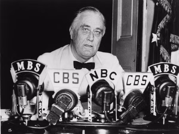 Tổng thống thứ 32 của Mỹ Franklin D. Roosevelt được đánh giá cao khả năng diễn thuyết, phát biểu và xử lý các mối quan hệ ngoại giao với các nước trên thế giới.