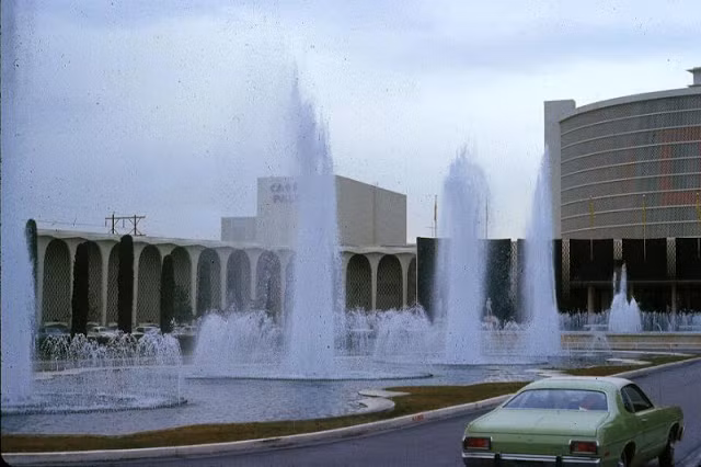 Tất cả các ngày trong năm, Las Vegas luôn náo nhiệt khi diễn ra nhiều bữa tiệc đêm lộng lẫy, sang trọng và các sòng bài xa hoa hoạt động 24/7.