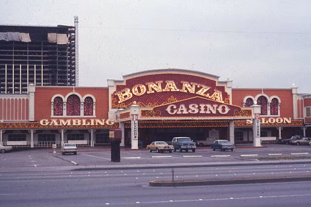 Bên ngoài một casino ở Las Vegas được trang trí lộng lẫy, bắt mắt.