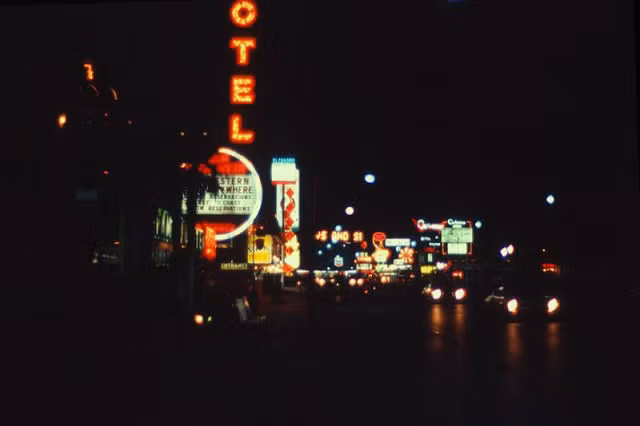 Khi về đêm, các công trình ở Las Vegas rực rỡ ánh đèn đầy màu sắc.