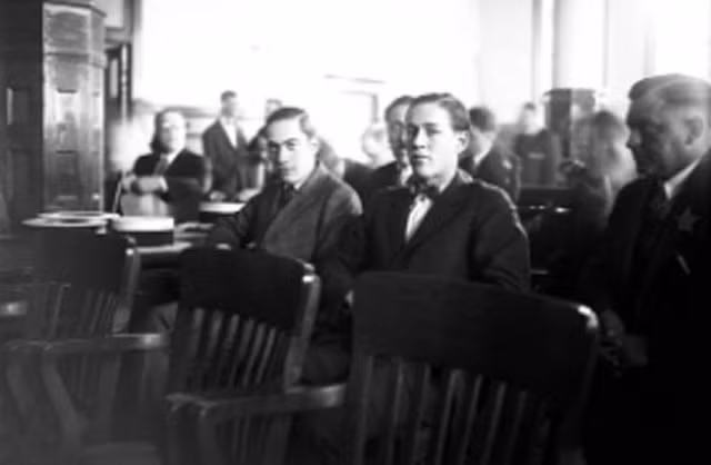 Với manh mối quan trọng này, cảnh sát phát hiện Leopold thường xuyên đến khu vực tìm thấy thi thể nạn nhân. Bằng các nghiệp vụ điều tra, cảnh sát phát hiện Leopold cùng Loeb thực hiện vụ bắt cóc và giết Franks một cách tinh vi.