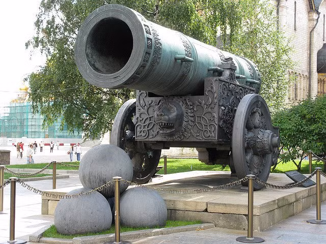 Đại bác Sa hoàng hiện được đặt trước Điện Kremlin tại trung tâm thủ đô Moscow, Nga.
