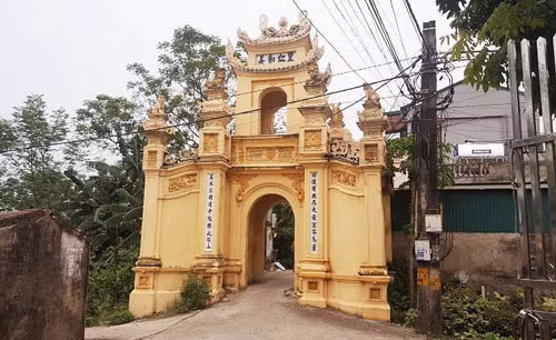Lâu nay, nhắc đến làng cổ, người ta nghĩ ngay đến Đường Lâm (TX Sơn Tây) ít ai quan tâm đến làng Cựu (Phú Xuyên, Hà Nội) - ngôi làng có tuổi đời hơn 500 năm. Đến nay làng vẫn giữ được nét cổ kính, mộc mạc. Cổng làng Cựu xây kiểu tam quan nhà chùa nhưng chỉ có một lối đi nhỏ ở giữa, đủ cho một người qua. Trên có mái vòm, đôi kỳ lân giữ cổng. Phía mặt trong cổng có nậm rượu, nụ hoa điểm xuyết cùng hàng chữ Nho.