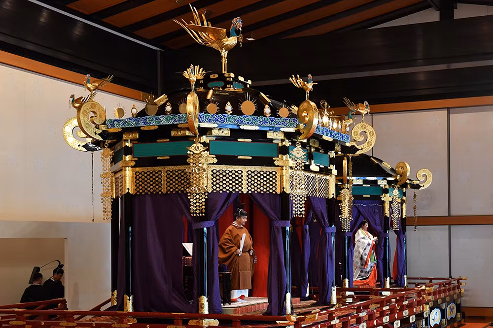 Thái tử Naruhito kiên quyết phá vỡ truyền thống này và cưới Masako về làm vợ. Hai người có một người con gái duy nhất tên Aiko sinh năm 2001 và sống hạnh phúc bên nhau cho đến nay. Sau lễ đăng quang của Nhật hoàng Naruhito, bà trở thành tân Hoàng hậu Nhật Bản. Mời độc giả xem video: Vợ chồng Hoàng tử nước Anh thành... dân thường. Nguồn: VTC Now
