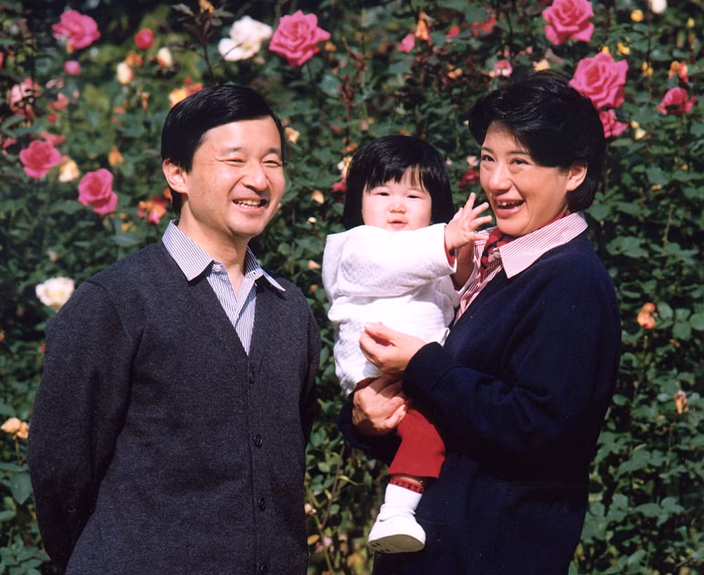 Trước đó, vào năm 1993, Nhật hoàng Naruhito khi ấy là hoàng thái tử tổ chức lễ cưới với Masako Owada - một thường dân. Masako là con gái lớn của nhà ngoại giao Nhật Bản Owada Hisashi. Bà thông thạo tiếng Anh, tiếng Pháp, từng theo học tại Harvard và Oxford và sống nhiều năm ở nước ngoài.