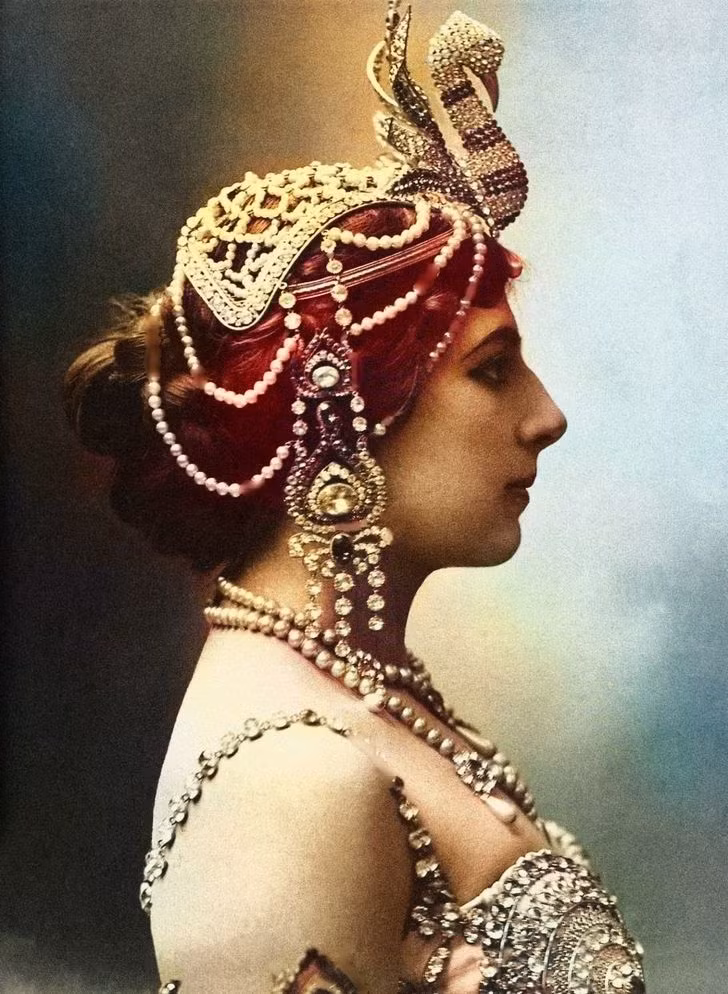 Thất vọng vì cuộc hôn nhân không hạnh phúc, Mata Hari ly hôn Rudolph. Kể từ đây, bà bắt đầu học múa từ các vũ công truyền thống người Java.