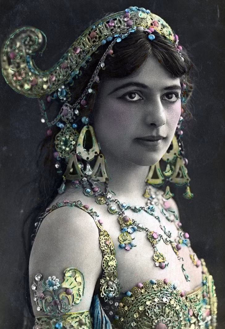 Kế đến, Mata Hari chuyển đến Paris, Pháp sinh sống và kiếm sống bằng nghề vũ công. Những điệu múa quyến rũ và nóng bỏng của bà khiến khán giả không thể rời mắt mỗi lần lên sân khấu biểu diễn.