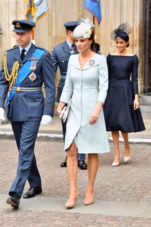 Theo các chuyên gia, công nương Kate Middleton chọn loại quần tất siêu mỏng đến từ thương hiệu John Lewis. Mẫu quần tất này có kèm theo dải silicone ở bàn chân có tên 7 Denier Barely There Non-Slip Tights.