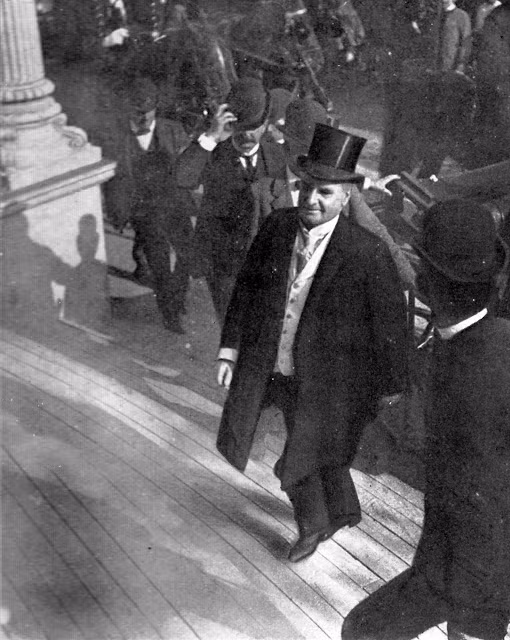 Lợi dụng cơ hội Tổng thống McKinley bắt tay từng người dân, Czolgosz cũng xếp hàng.