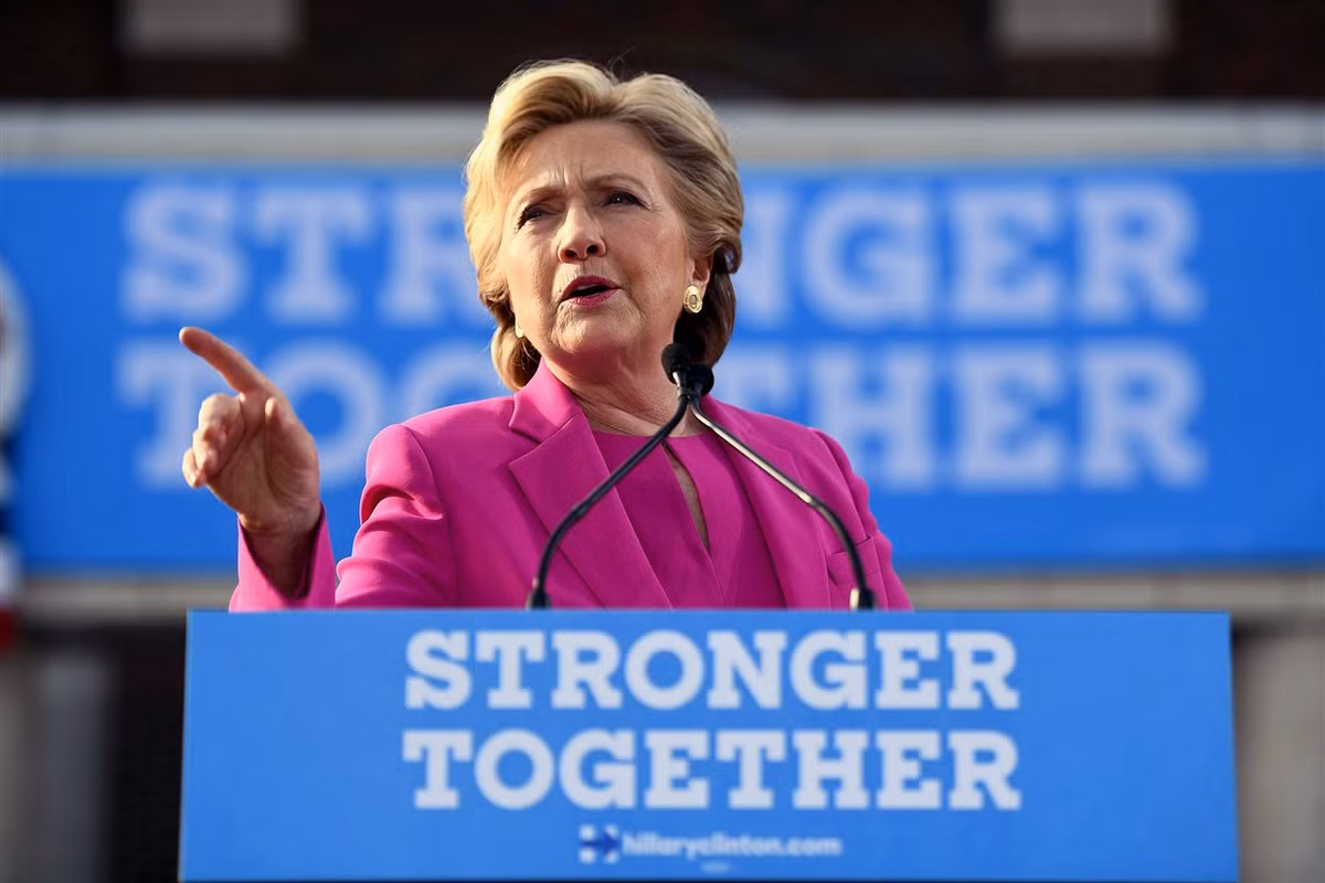 Trong khi đó, ứng viên Tổng thống Clinton lựa chọn slogan là "Stronger together" ("Cùng nhau mạnh mẽ hơn”).