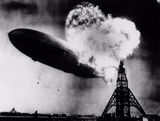Khí cầu nổi tiếng thế giới LZ 129 Hindenburg bốc cháy và lao xuống đất tại bang New Jersey, Mỹ trong chuyến bay khởi hành từ Frankfurt, Đức vào ngày 6/5/1937. Thảm kịch này đánh dấu sự kết thúc của kỷ nguyên hàng không khí cầu.