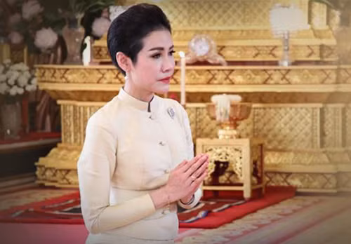 Tuy nhiên, Hoàng quý phi Sineenat Wongvajirapakdi bị Quốc vương Maha Vajiralongkorn tước hết tước hiệu hoàng gia và quân hàm vào tháng 10/2019 vì bị cho là “không trung thành với nhà vua” và “chống lại việc bổ nhiệm Hoàng hậu (Suthida)... vì tham vọng cá nhân".