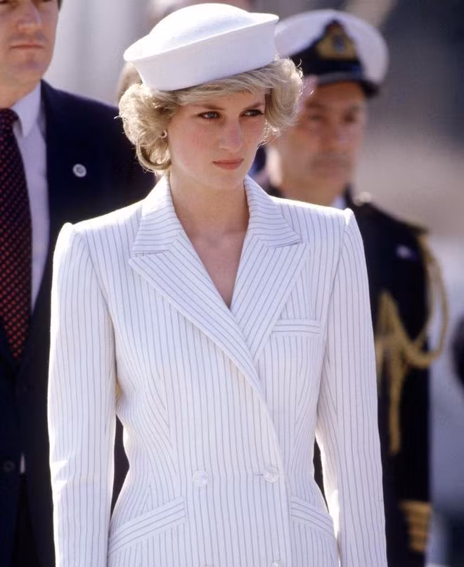 Chính vì vậy, khi Công nương Diana qua đời năm 1997 trong tai nạn xe hơi ,người dân thế giới vô cùng thương tiếc và đau buồn. Đối với họ, Công nương Diana là người có sức ảnh hưởng lớn luôn cống hiến hết mình vì một thế giới tốt đẹp hơn. Mời độc giả xem video: Ra mắt đoạn giới thiệu phim Công nương Diana. Nguồn: VTC14 