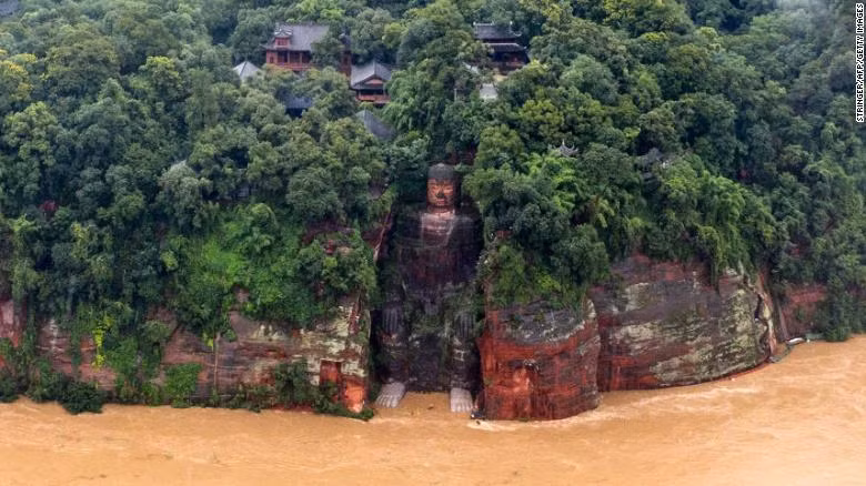 Vào tháng 8 vừa qua, mưa lớn xảy ra nhiều ngày khiến mực nước sông hồ dâng cao ở nhiều nơi. Lạc Sơn Đại Phật phải đóng cửa không đón khách tham quan sau khi mưa lớn làm nước sông dâng ngập một phần chân tượng. Mời độc giả xem video: Bí ẩn pho tượng Phật Quan Âm nghìn mắt nghìn tay. Nguồn: VTC10