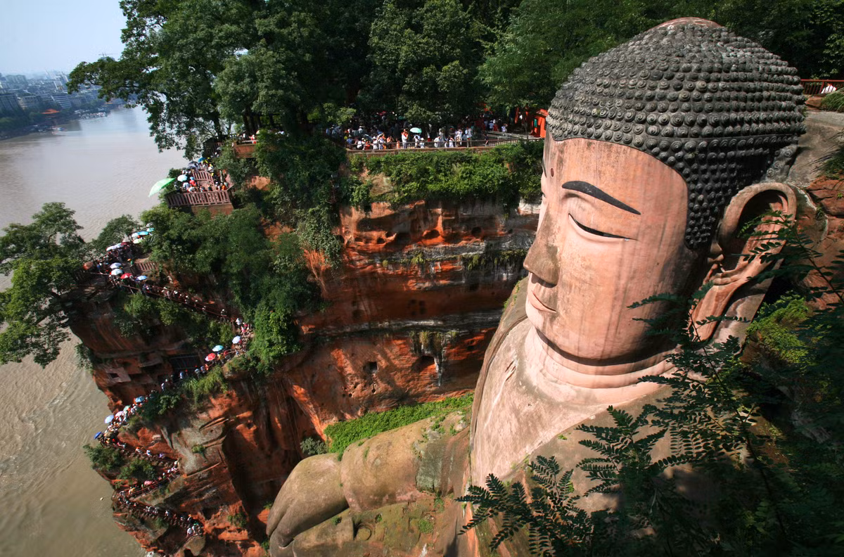 Khu vực núi Nga Mi bao gồm bức tượng Lạc Sơn Đại Phật được UNESCO công nhận là Di sản thế giới vào năm 1996.