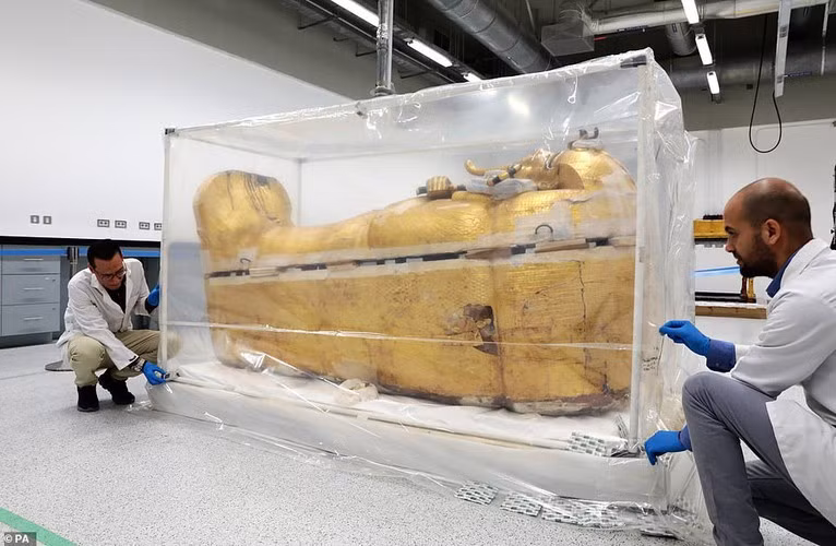 Xác ướp pharaoh Tutankhamun tìm thấy trong 3 lớp quan tài. Lớp quan tài ở ngoài cùng được làm từ gỗ và mạ vàng. Trên nắp quan tài có vẽ hình pharaoh Ai Cập với hai cánh tay đan chéo trước ngực và thanh quyền trượng.