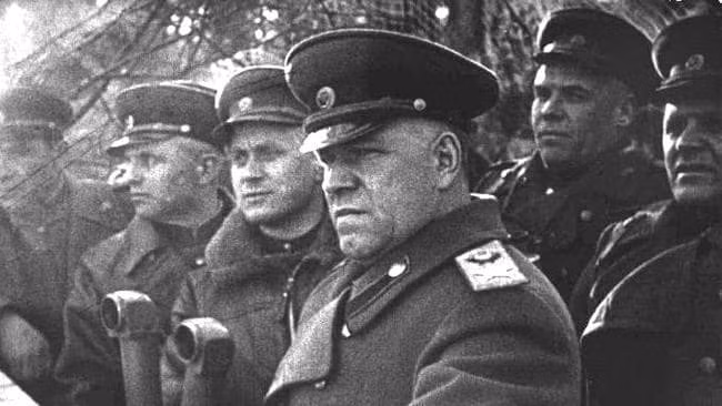 Trên cương vị quan trọng, Nguyên soái Georgy Zhukov sắp xếp, bố trí lại lực lượng cũng như tổ chức nhiều đợt tiến công nhằm vào quân Đức quốc xã tại mặt trận Leningrad. Những việc làm này của Nguyên soái Georgy Zhukov khiến quân Đức tổn thất nặng.
