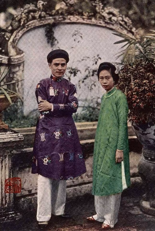 Theo một số nhà nghiên cứu, áo dài nam ra đời trước áo dài nữ. Qua thời gian, áo dài nam có những thay đổi, cách tân phù hợp với tình hình xã hội.