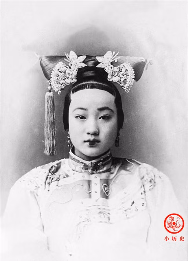 Hoàng đế Quang Tự (Thanh Đức Tông) là vị Hoàng đế thứ 11 của nhà Thanh. Mặc dù quãng thời gian Hoàng đế Quang Tự tại vị đánh dấu sự suy vong của nhà Thanh nhưng vẫn có những cải cách giúp nền kinh tế Trung Hoa phục hồi và phát triển hơn. Người phụ nữ trong ảnh được truyền tai nhau là Trân phi. Tuy nhiên tính xác thực của bức ảnh đang bị nghi ngờ.