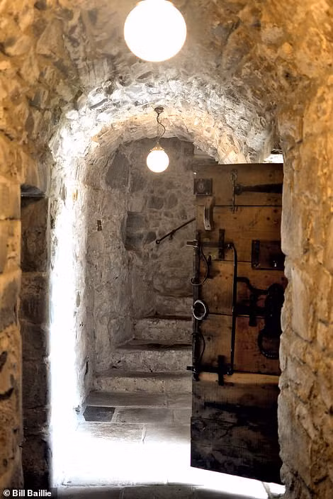 Lâu đài Kilmartin mang đậm dấu ấn phong cách kiến trúc ở châu Âu thời Trung cổ. Hầu hết nội thất bên trong lâu đài được làm từ gỗ đã mang dấu ấn thời gian.