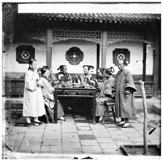 Cuộc sống nhung lụa của tầng lớp quý tộc là thứ mà hầu hết con người ở thời điểm đó luôn muốn có được. Bởi họ ít khi phải động tay động chân việc nặng nhọc trong nhà và sống sung sướng, có kẻ hầu người hạ. Trong ảnh là một buổi gặp gỡ, uống trà và nói chuyện phiếm của các phụ nữ quyền quý ngày xưa. Hai người đang đứng là gia nhân của họ. 