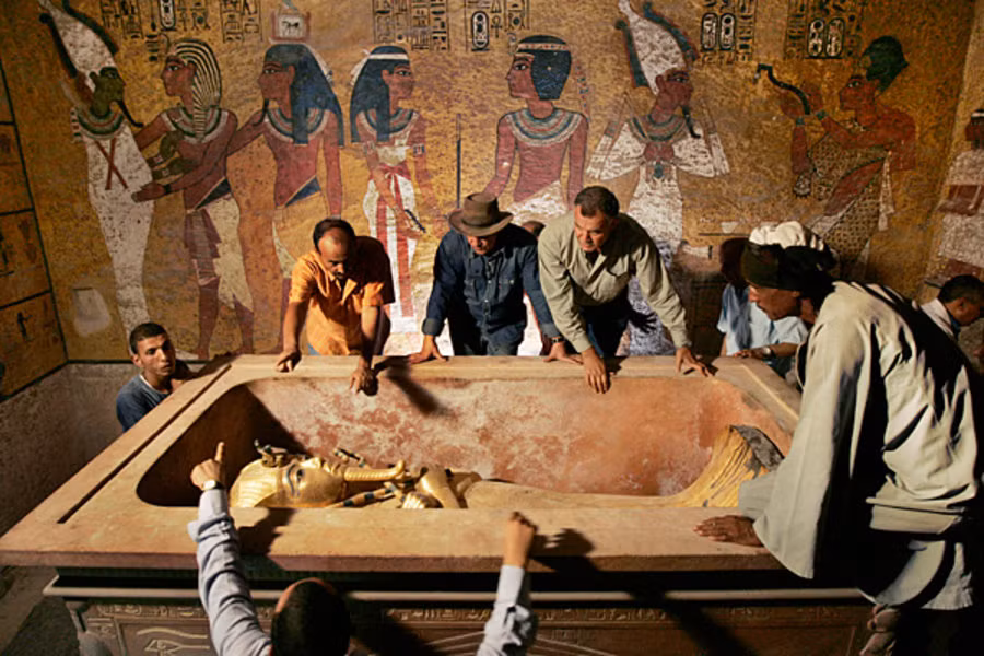 Cả vua Tutankhamun và Ankhesenamun đều là kết tinh từ những cuộc hôn nhân cận huyết. Theo đó, xác ướp Tutankhamun hé lộ ông hoàng Ai Cập này có thân hình ốm yếu và cơ thể bị biến dạng.