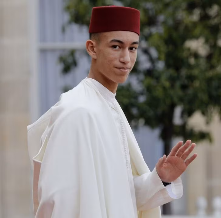 Sinh năm 2003, hoàng tử Moulay Hassan của Morocco là con trai cả của Vua Mohanned. Vị hoàng tử nổi tiếng thế giới này thông thạo nhiều ngoại ngữ như Ả Rập, Pháp, Anh và Tây Ban Nha. Hoàng tử Moulay Hassan thường xuất hiện trước công chúng trong những sự kiện, nghi thức quan trọng cùng với vua cha.