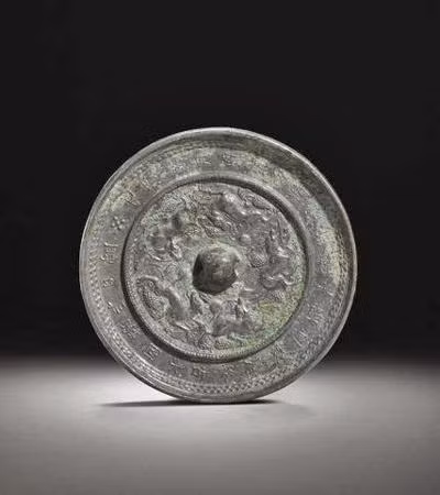Gương đồng với hoa văn chạm khắc hình rồng và lá cỏ trở thành vật dụng phổ biến trong các gia đình ở Trung Quốc thời xưa.