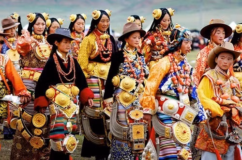 Do đó, mỗi khi xuất hiện trước đám đông, người Khampa luôn nổi bật vì số lượng trang sức khủng trên cơ thể.