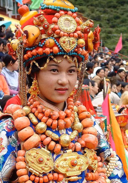 Cụ thể, cả nam giới và phụ nữ bộ tộc Khampa có vóc dáng cơ thể to lớn. Họ có tính cách mạnh mẽ và cởi mở.